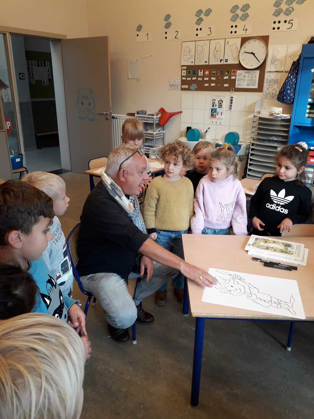 Voorleesmoment op de Boekenweek: opa Jan tekent uit zijn eigen boek!