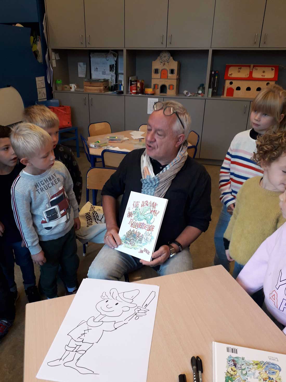 Voorleesmoment op de Boekenweek: opa Jan toont de kaft van zijn eigen boek!