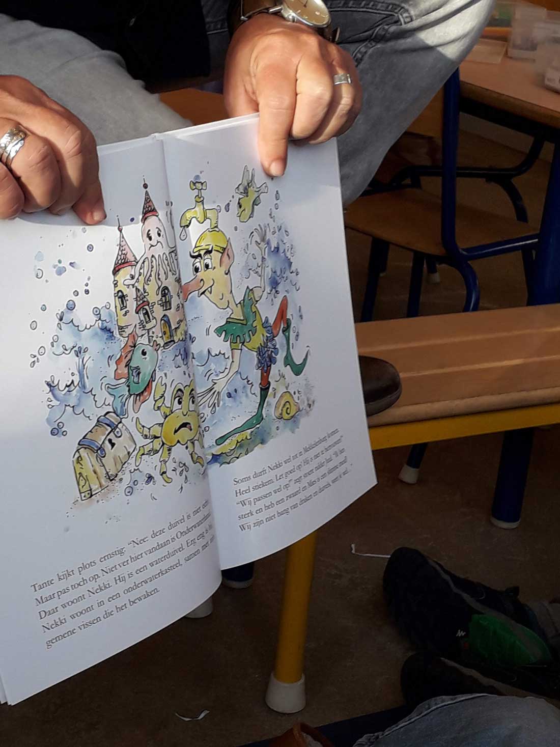 Voorleesmoment op de Boekenweek: Opa Jan toont een tekening uit zijn boek!