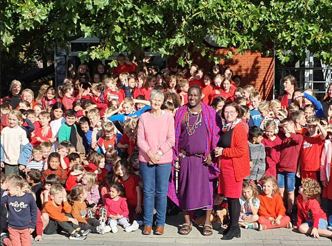 Bezoek van John, leider van de Masai school, aan onze school in Battel